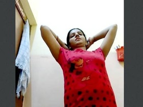 Naked bhabhi takes bath in the tub