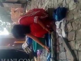 Indian housewife gets paid for sex with milkman