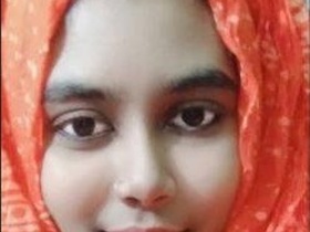 Sexy Desi teen girl flaunts her pussy in a steamy video