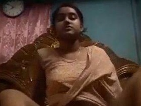 Nude Indian girl leaks her own video