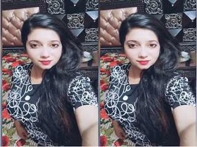 Amateur Pakistani girl flaunts her big breasts in exclusive video
