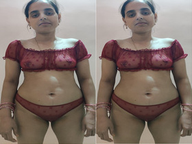 Indian bhabhi masturbates in exclusive porn video