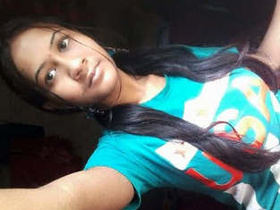 Indian girl pleasures herself in a video