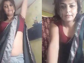 Curvy Aunty Puja in a sari and saree, showing off her cleavage and tits