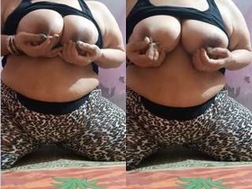 Indian bhabhi flaunts her big boobs and pussy in amateur porn