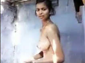 Cute Indian girl records a nude selfie for her followers