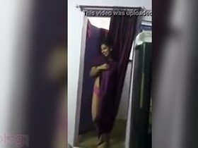 College girl in India goes topless and dances nude in MMS video
