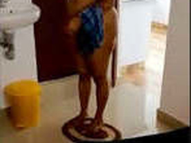 Indian aunty gets caught in the nude after showering
