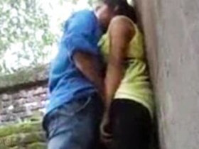 Indian voyeur captures a horny schoolgirl making out with her boyfriend in the park