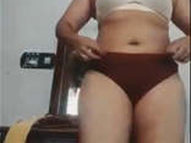 Mallu bhabhi bares her breasts and pussy in steamy video