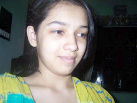 HD photos of a desi teen shaving and bathing her pussy