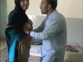 Desi bhabi gets intimate with her neighbour in this hot video