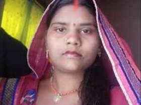 Desi Aldeia's wife flaunts her sexy backside in village setting