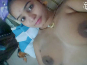 Indian babe flaunts her ample bosom in a sensual video