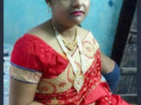 Indian girl flaunts her buttocks