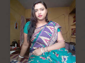 Desi bhabhi strips down and flaunts her naked body