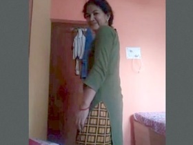 Indian bhabhi flaunts her big butt and perky breasts