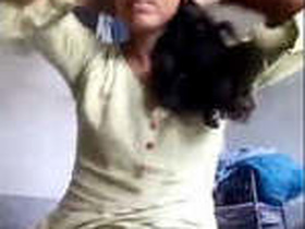 Indian girl flaunts her breasts in a steamy video
