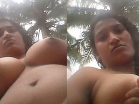 Desi aunty flaunts her ample bosom in a sensual display