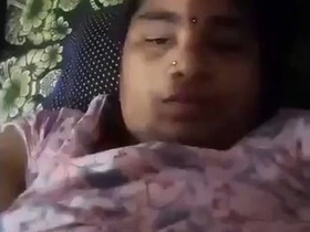 Mature bhabhi from Madhya Pradesh shows off her curves on a tanker
