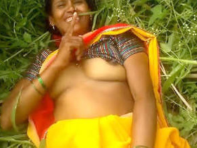 Indian bhabhi reveals her breasts in the open air