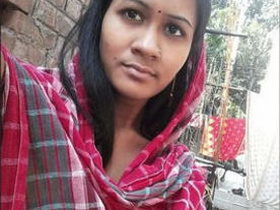 Cute desi girl flaunts her sexy pussy