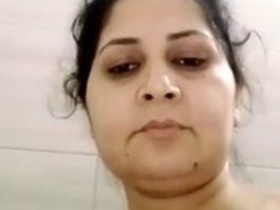 Indian auntie pleasures herself with her fingers