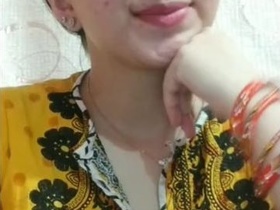 A stunning Pakistani girl gives a full update on her life