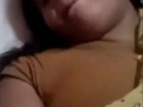Rustic village bhabi demonstrates finger jerking