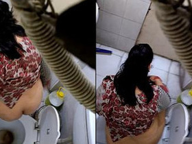Desi aunty's butt gets filmed in the bathroom
