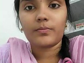 Hot Tamil girl shows off her body and sexual skills in MMS video