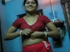 Saree-clad hot wife gives a mind-blowing blowjob