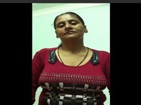 Indian wife flaunts her massive breasts in a steamy video