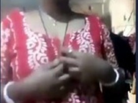 Tamil aunty flaunts her sexy curves in a video call