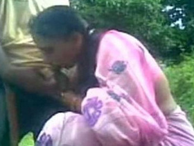 Desi aunty gives outdoor blowjob at park