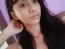 Desi's girl flaunts her body in a series of nude selfies