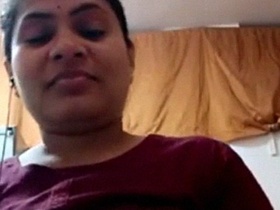 Mallu bhabhi flaunts her big boobs in a solo video