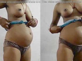Indian wife flaunts her pregnant boobs in steamy video