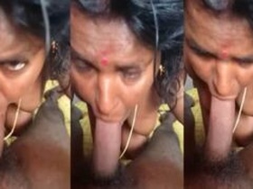 Desi aunty gives a sensual blowjob to a shopkeeper in MMS