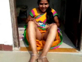 Indian aunty Meenu shows her pussy and gives a BJ to her lover
