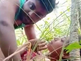 Desi girl gets naughty in the open air in a MMS video
