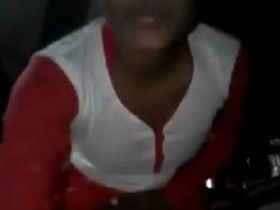 Desi teen opens her dress to show her body in a village setting