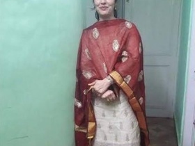 Indian aunty's seductive cam show