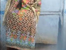 Desi Aunty's nude bathing video