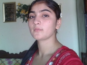 Lovely Pakistani girl sends MMS of herself