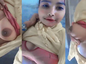 Dehati Indian girl unveils her ample bosom