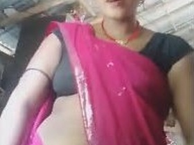 Sexy bhabi flaunts her navel in shorts and thong video