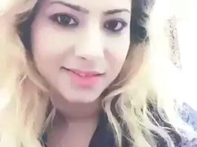 Maal girl pleasures herself with fingering