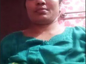 Indian bhabi pleasures herself in the bathroom