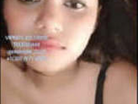 Indian babe gets naked for her lover in video